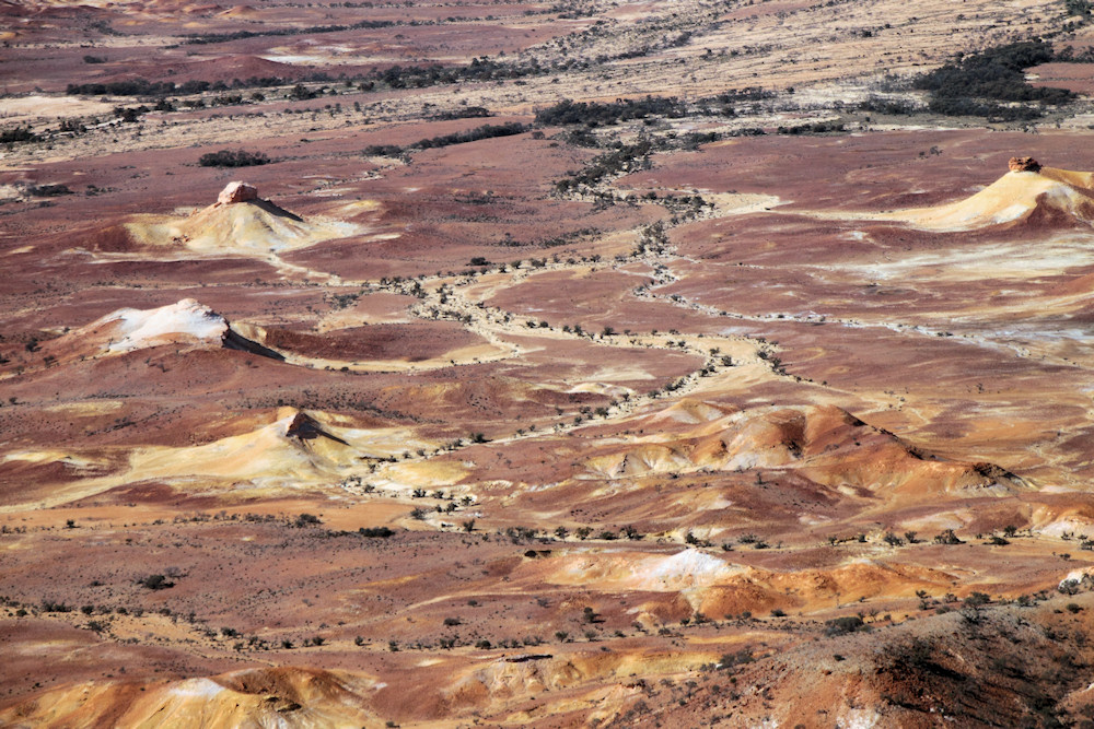 PaintedHillsSouthOfLakeEyre_1050.jpg